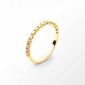 Sandberg Soft, halvallians – Ring i 18K gult guld med 0,225ct diamant (15x0,015), 2,0 mm.