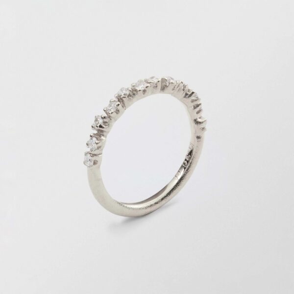Sandberg Frosty, halvallians - Ring i 18K gult guld med 0,36ct diamant (12x0,03), 2 mm. - Bild 2