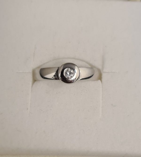 Ring 18 k Vitguld med diamant 0,12 ct. Stl 18,4 mm