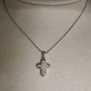 Kors i 18 k vitguld & Diamanter. Totalt 0,24 ct
