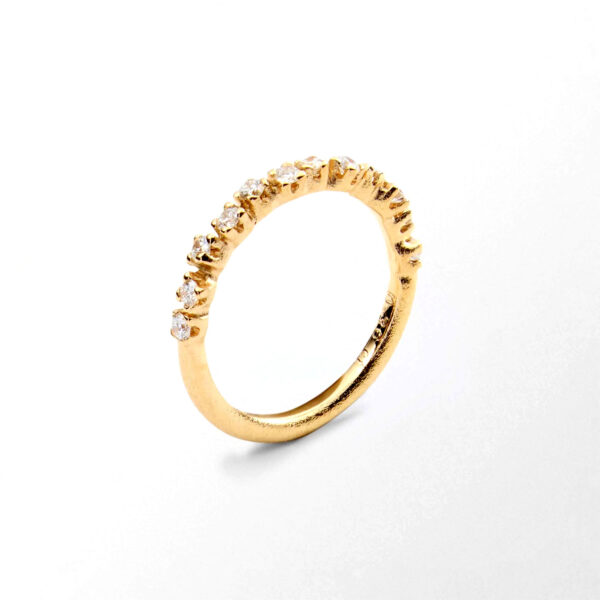 Sandberg Frosty, halvallians - Ring i 18K gult guld med 0,36ct diamant (12x0,03), 2 mm.