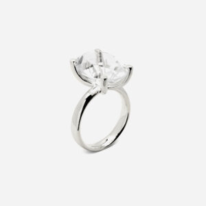 Sandberg Sinne - Ring i silver med oval bergkristall, 13 x 18 mm.