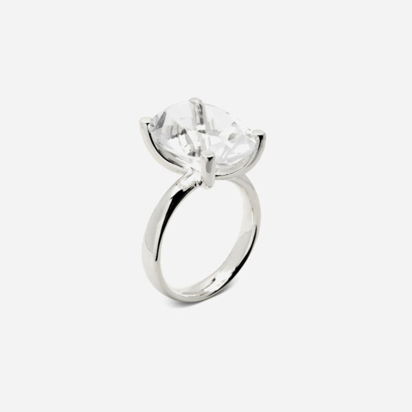 Sandberg Sinne - Ring i silver med oval bergkristall, 13 x 18 mm.