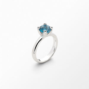 Sandberg Sinne - Ring i silver med london blue topas, 8 mm.