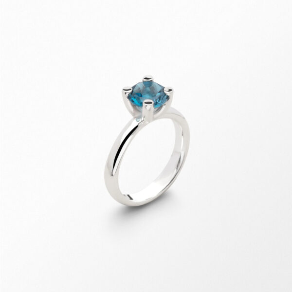 Sandberg Sinne - Ring i silver med london blue topas, 8 mm.