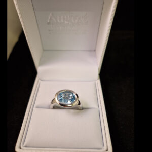 Ring 18 k Vitguld med Topas. Stl. 53 . 1 ex