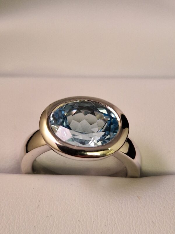 Ring 18 k Vitguld med Topas. Stl. 53 . 1 ex - Bild 2