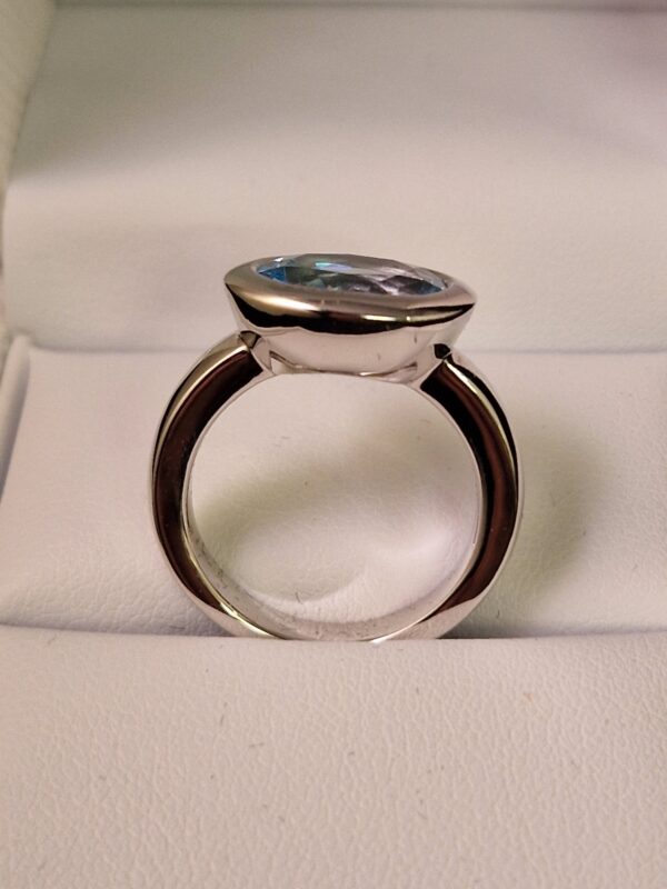 Ring 18 k Vitguld med Topas. Stl. 53 . 1 ex - Bild 3